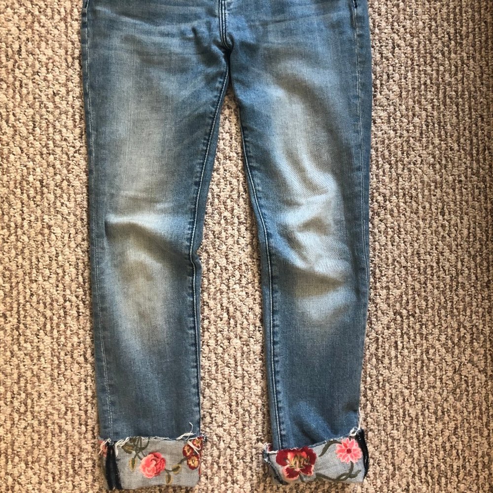 Jeans with embroidered bottom